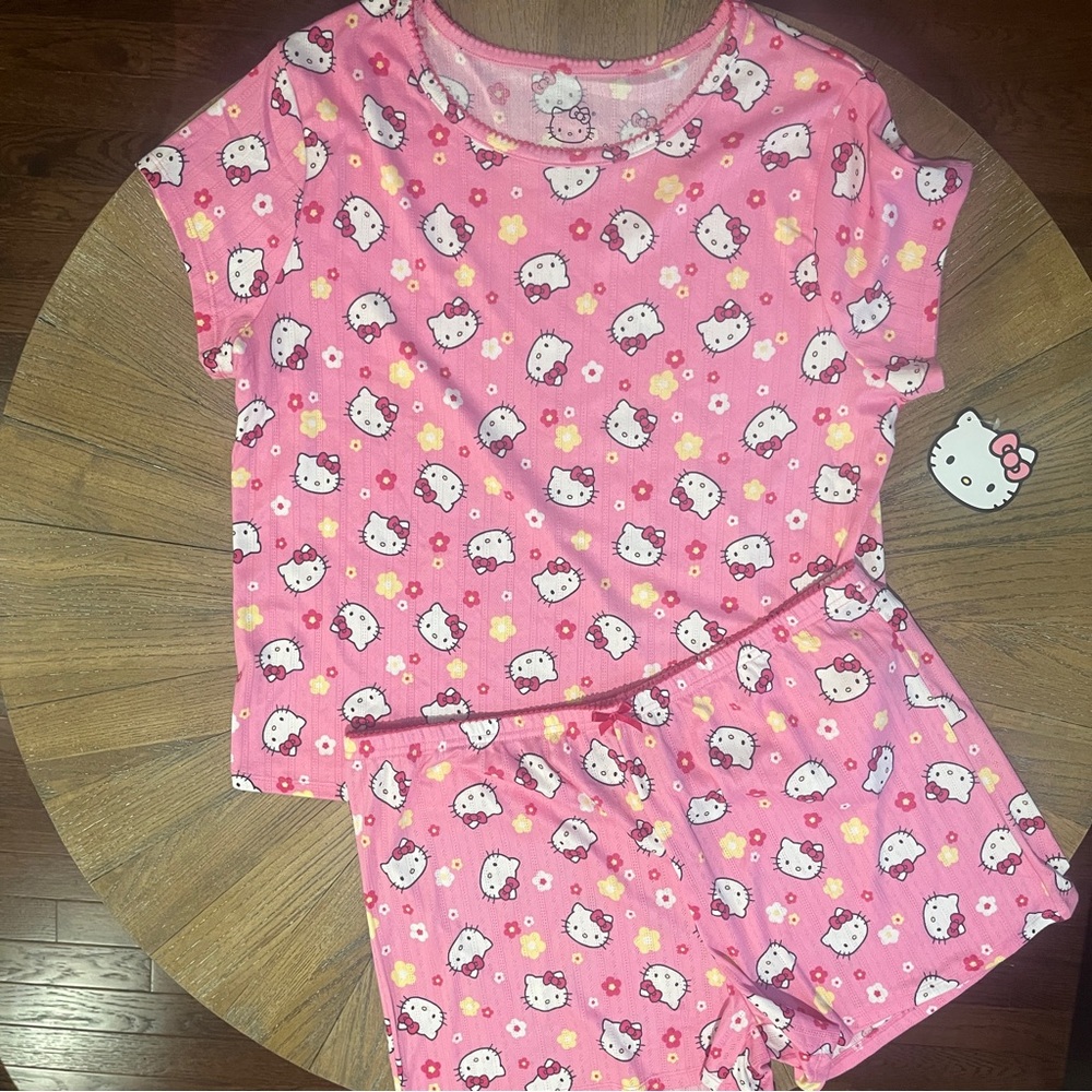 NWT Women's Hello Kitty Sanrio Pink Pajama PJ Set Size Large L Top And Shorts